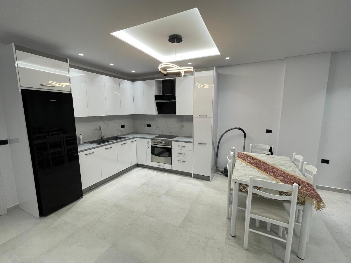 Alpha Lux Apartment Sarande Bagian luar foto