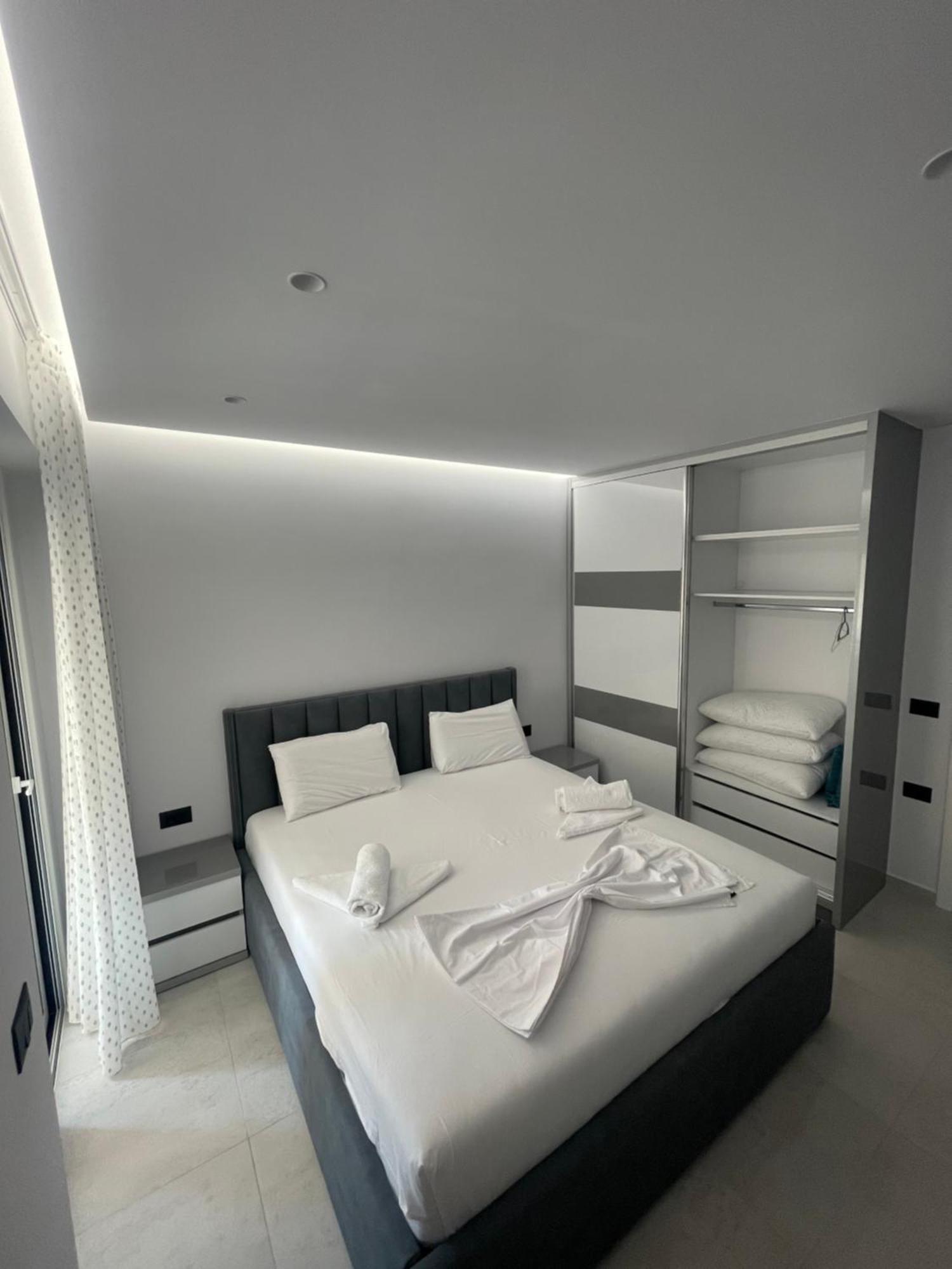 Alpha Lux Apartment Sarande Bagian luar foto