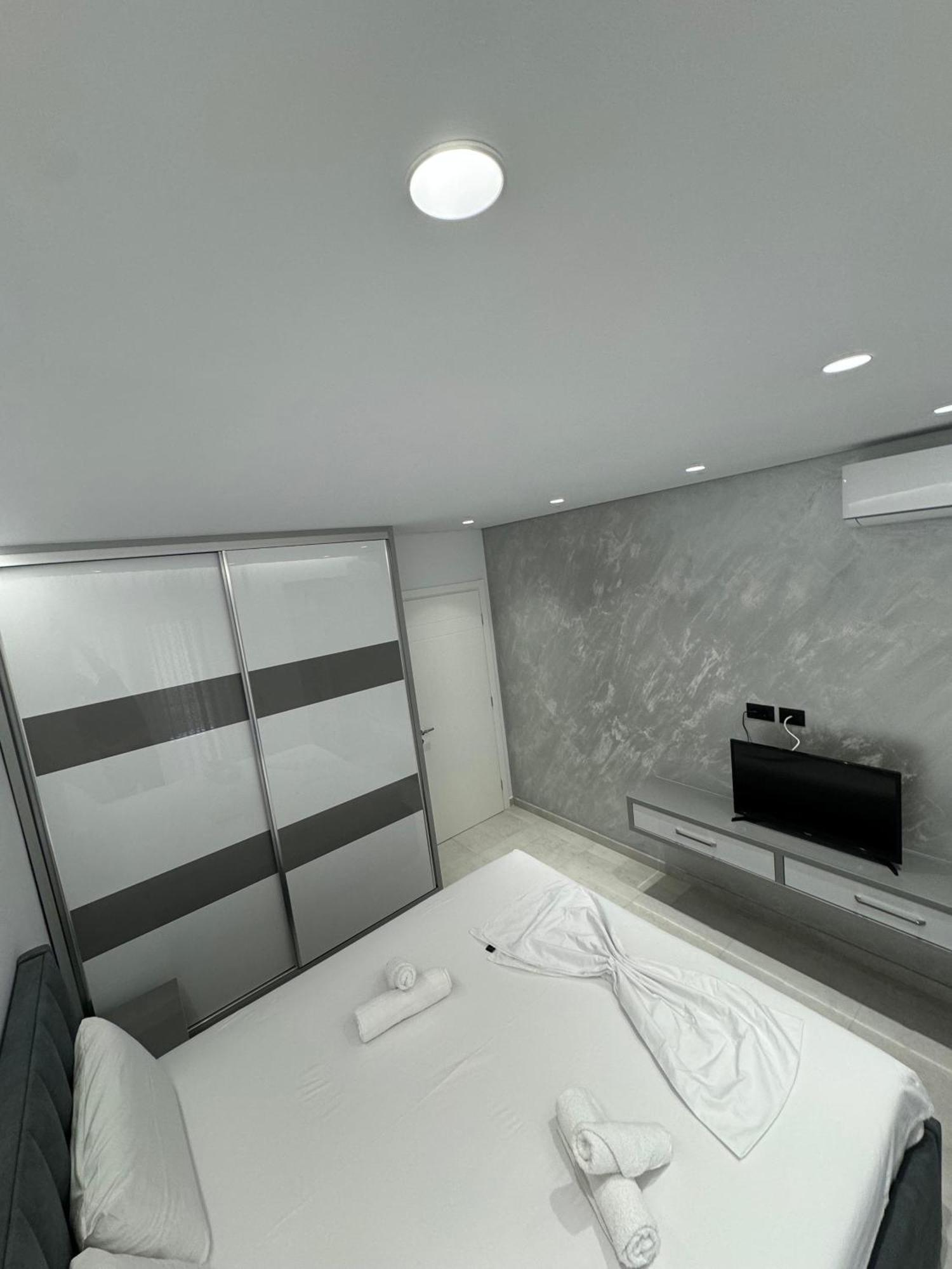 Alpha Lux Apartment Sarande Bagian luar foto