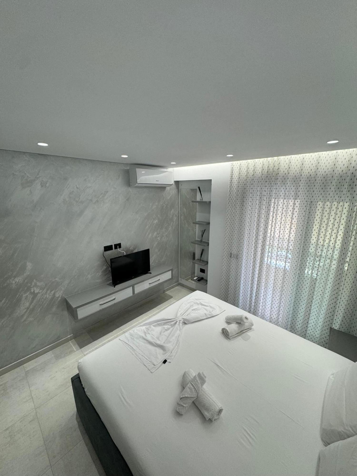 Alpha Lux Apartment Sarande Bagian luar foto